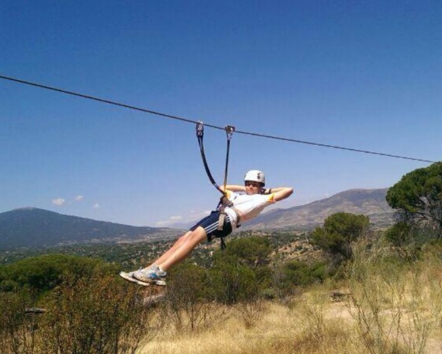Dejandose llevar por la tirolesa